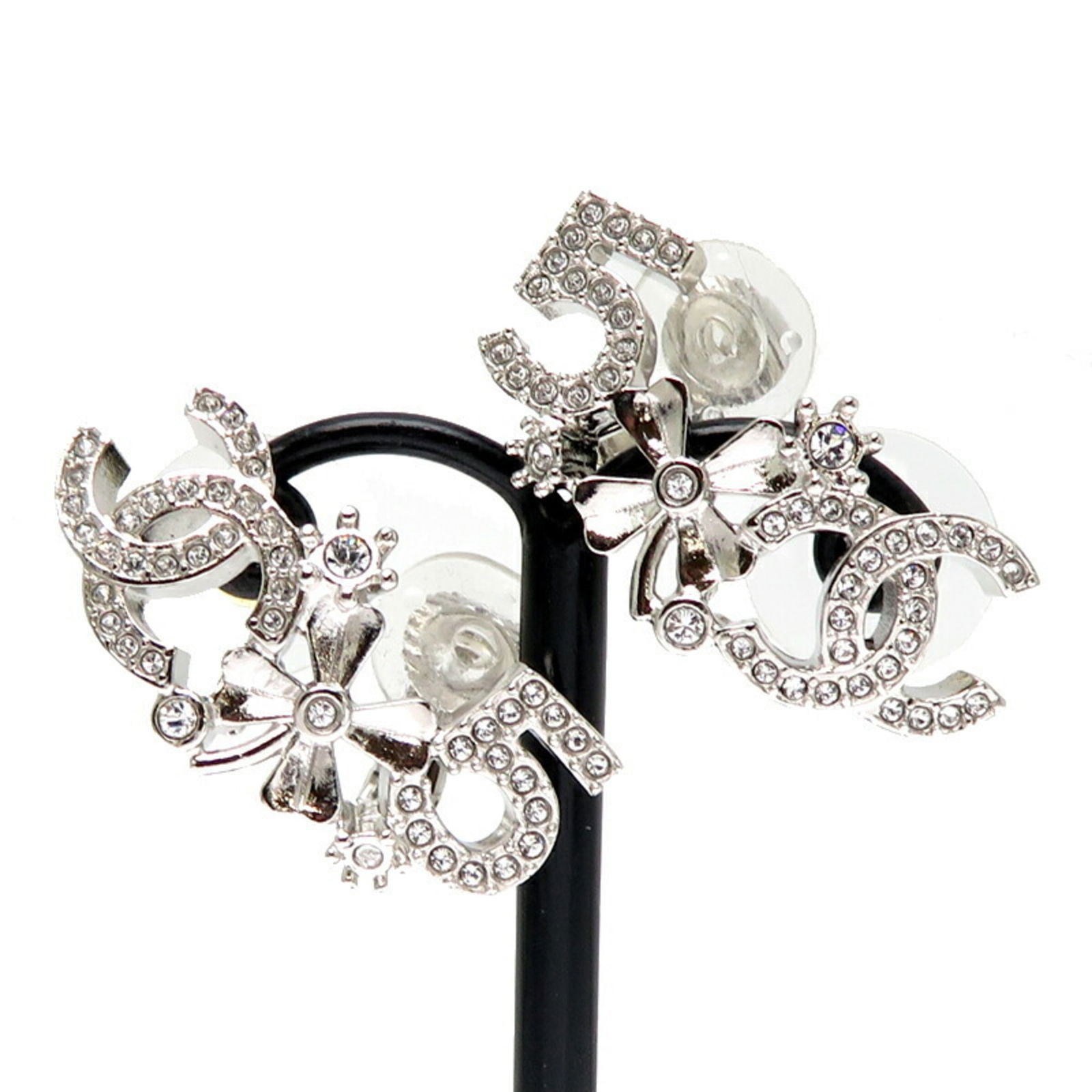 Coco Mark metal accessory by Chanel in silver tone: Coco Mark metal accessory by Chanel in silver tone This Chanel Coco Mark accessory features a sleek silver-tone metal design, offering a refined touch. Designed for women, it presents a compact profil