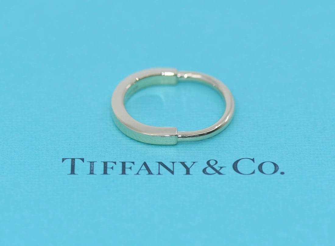 Tiffany & Co Lock 18K Yellow Gold Ring Size 5 Authentic (1 of 4)