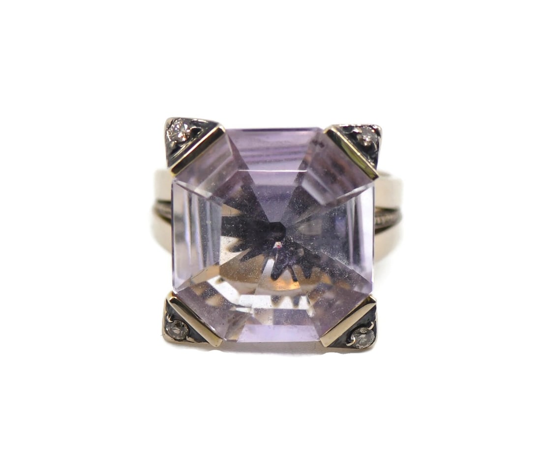 H. Stern 18K Yellow Gold Ring Authentic Size 6.5 with Box: H. Stern 18K Yellow Gold Ring Authentic Size 6.5 with Box This elegant H. Stern ring is crafted from high-quality 18K yellow gold, showcasing a beautiful and timeless design. With a ring size of 6.5,