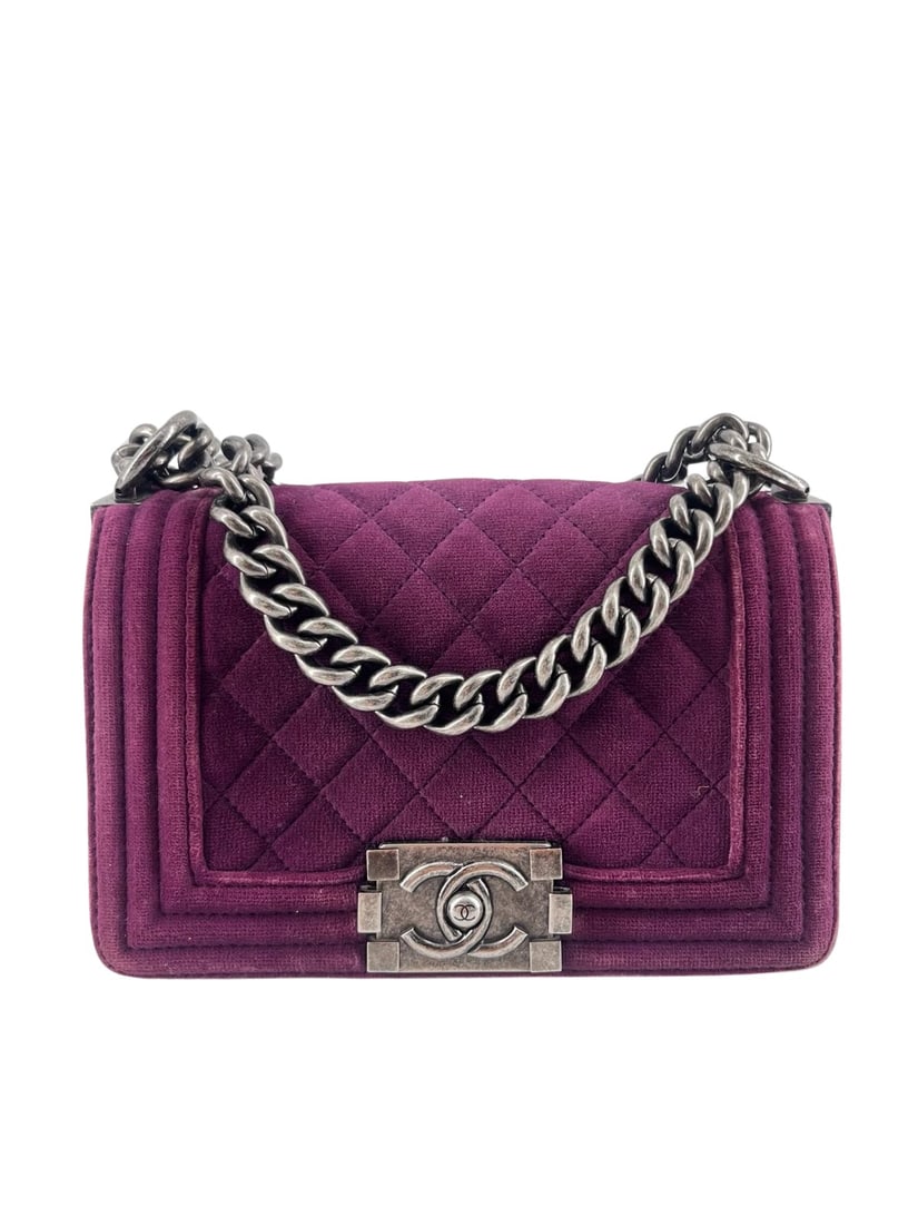 Purple Velvet Chanel Boy Shoulder Bag 20 x 13 x 7 cm: Purple Velvet Chanel Boy Shoulder Bag 20 x 13 x 7 cm This Chanel Boy bag features a luxurious purple velvet exterior with a modern, distinctive design. The bag is crafted for women and showcases Itali