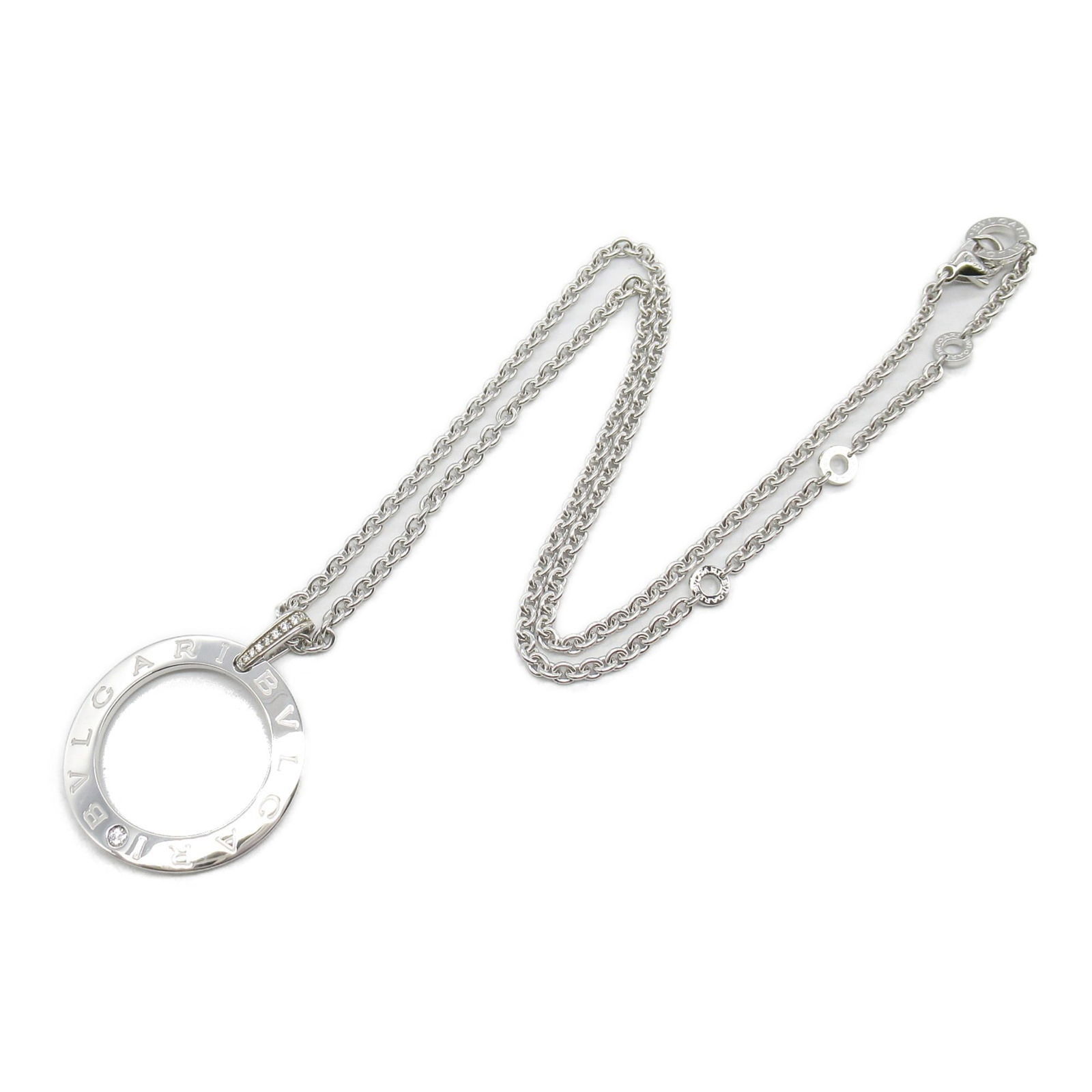 White Gold Bvlgari Bvlgari Necklace in Silver Tone for Women: White Gold Bvlgari Bvlgari Necklace in Silver Tone for Women This Bulgari Bvlgari Bvlgari necklace is crafted from white gold and features a silver tone. Designed for women, it measures 45mm x 35mm wi