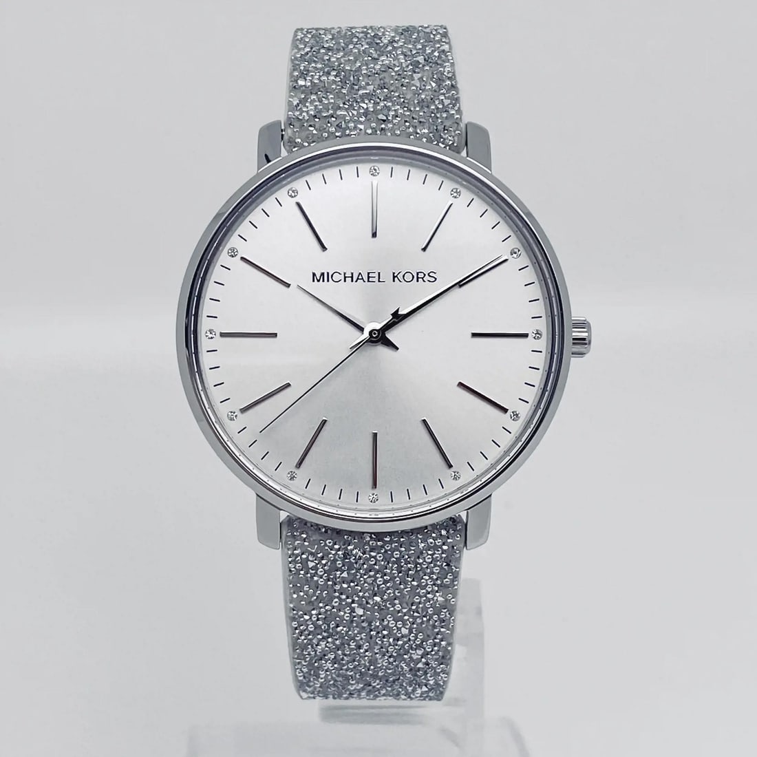 Michael Kors Pyper MK2877 38mm Silver Glitter Leather Quartz Watch: Michael Kors Pyper MK2877 38mm Silver Glitter Leather Quartz Watch Discover the elegance of the Michael Kors Pyper 38mm Glitter Leather Quartz Watch, a perfect accessory for formal occasions. This sty