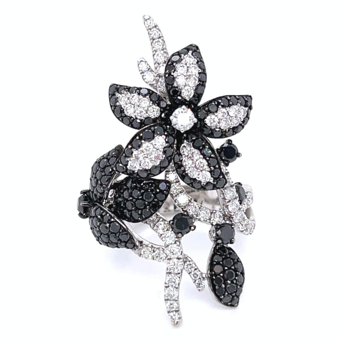 18K White Gold Ring with 82 Diamonds and Black Diamonds: 18K White Gold Ring with 82 Diamonds and Black Diamonds This stunning 18K white gold ring showcases a captivating design featuring a total of 82 sparkling diamonds weighing approximately 2.00 Ct, exhi