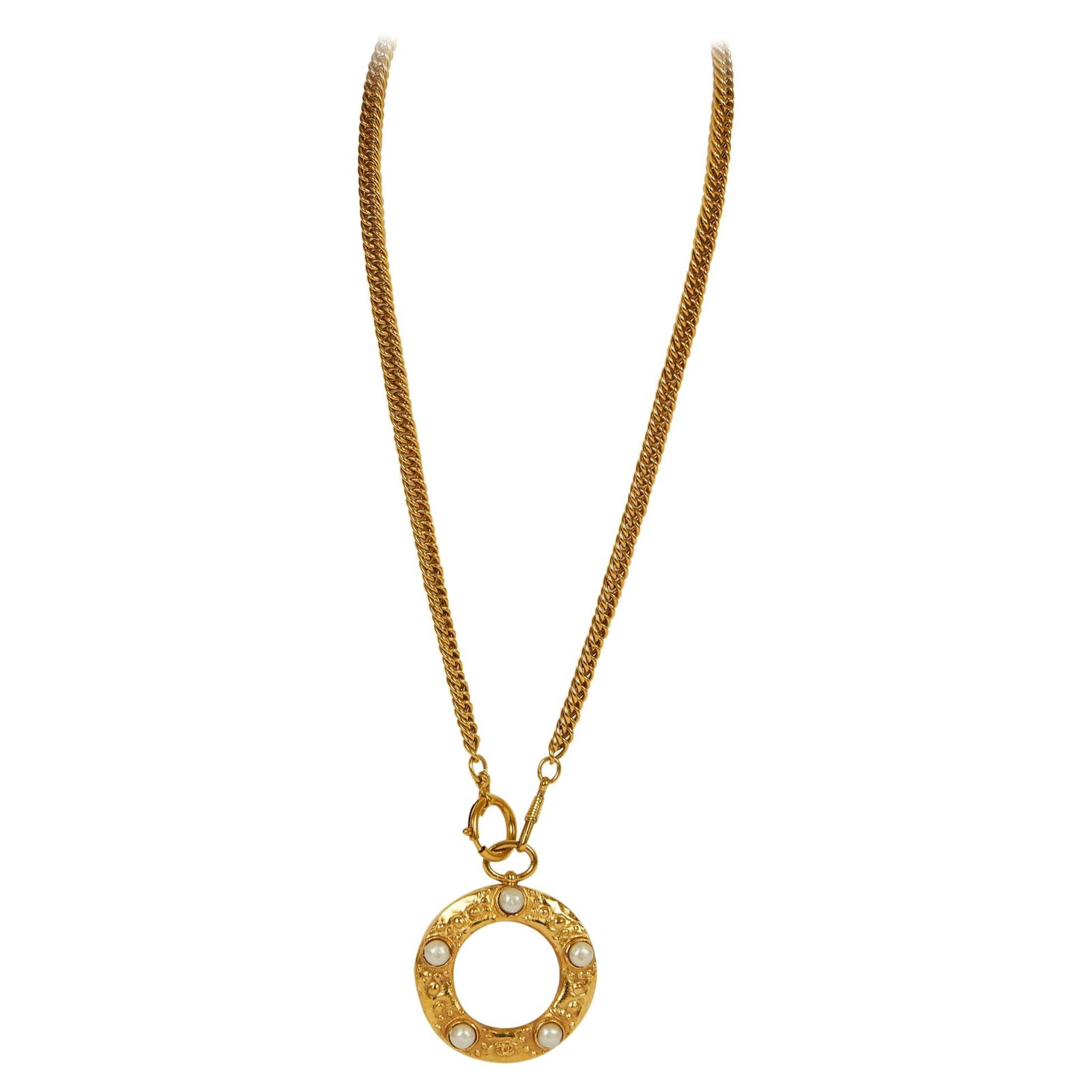 Vintage Chanel 1985 Rare Pearls Magnifier Necklace Collection 23: Vintage Chanel 1985 Rare Pearls Magnifier Necklace Collection 23 Discover a stunning piece of fashion history with this rare vintage Chanel magnifier necklace, adorned with exquisite pearls. Manufactu