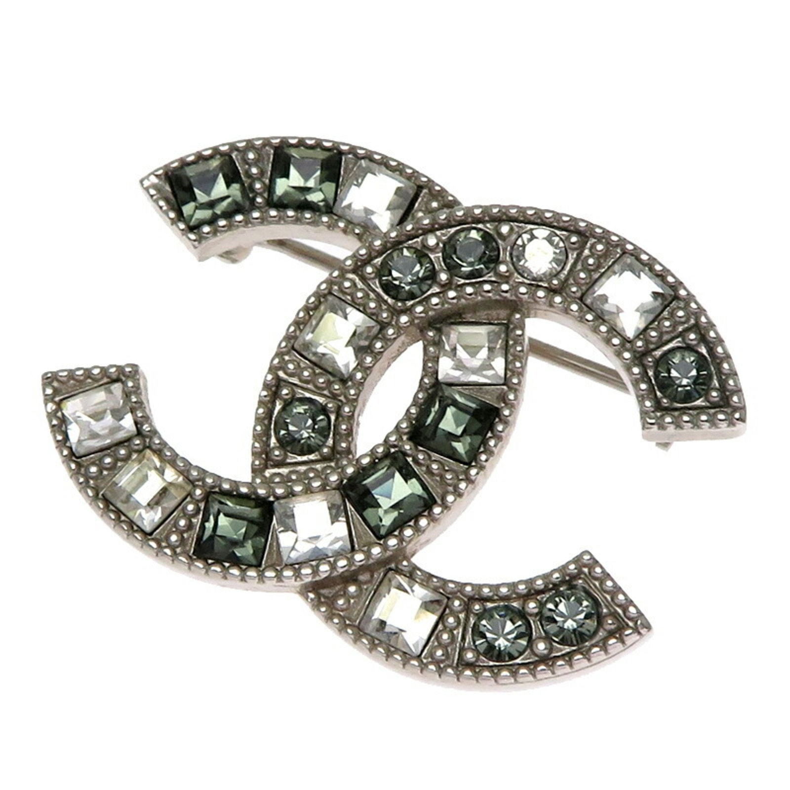 Silver Metal Brooch Chanel Coco Mark Italian Design 3 cm: Silver Metal Brooch Chanel Coco Mark Italian Design 3 cm This Chanel Coco Mark accessory features a sleek metal construction in a silver color, designed specifically for women. The item measures 3 cm