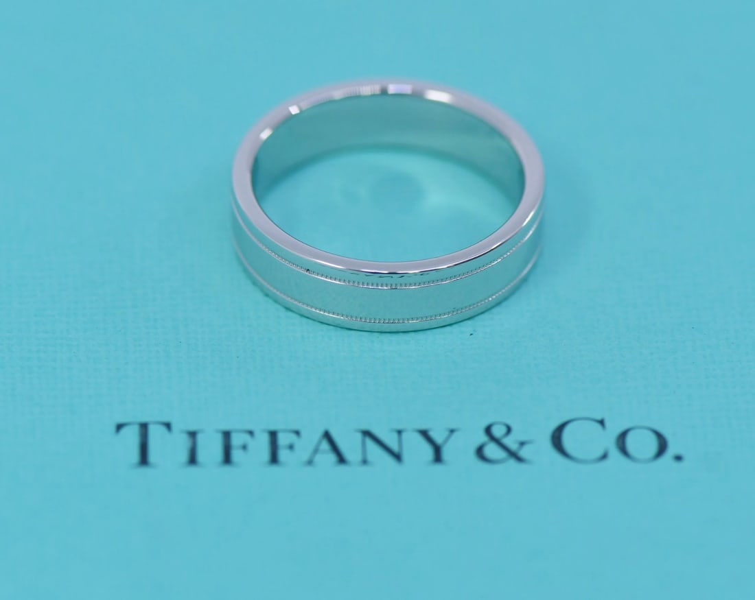 Tiffany & Co Platinum Ring 10.5 950 Authentic with Box: Tiffany & Co Platinum Ring 10.5 950 Authentic with Box This exquisite Tiffany & Co. platinum ring, sized at 10.5, showcases the brand's commitment to fine craftsmanship. Made from high-quality platinu