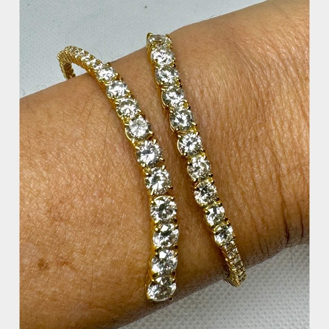 14K Yellow Gold 8.60 ct Diamond Bangle Bracelet 40 Diamonds H-J VS2-I1: 14K Yellow Gold 8.60 ct Diamond Bangle Bracelet 40 Diamonds H-J VS2-I1 This exquisite 14K Yellow Gold Bangle Bracelet features a stunning array of 40 diamonds, totaling approximately 8.60 carats. The