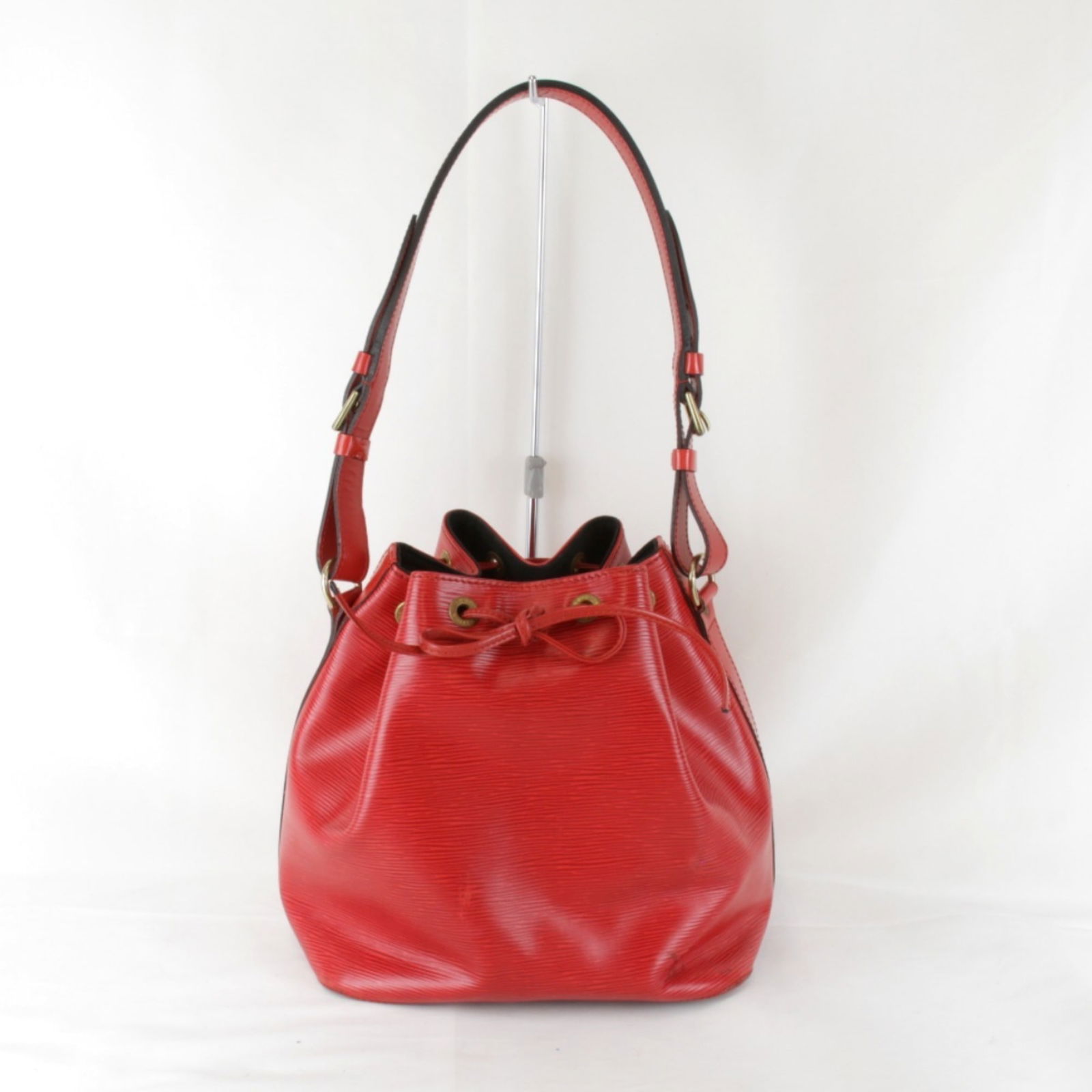 Red Leather Louis Vuitton Petit Noe Shoulder Bag France: Red Leather Louis Vuitton Petit Noe Shoulder Bag France This Louis Vuitton Petit Noe handbag is crafted from red leather and designed for women. It features a spacious interior and is made in France.
