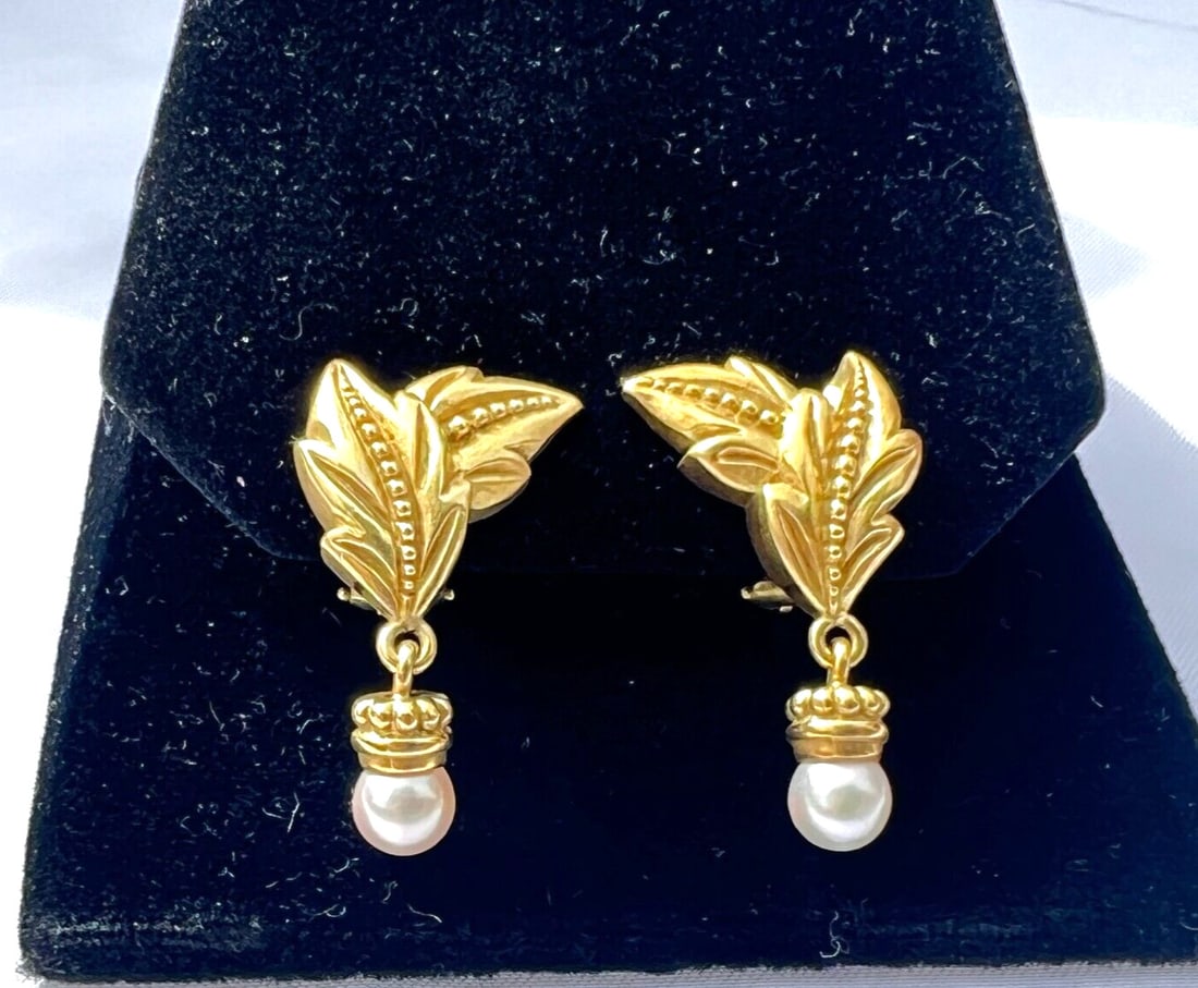 French 18K Yellow Gold Pearl Clip-On Earrings 1.25 inch: French 18K Yellow Gold Pearl Clip-On Earrings 1.25 inch This exquisite pair of earrings showcases the elegance of French craftsmanship, made from 18K yellow gold. Each earring features a stunning pear