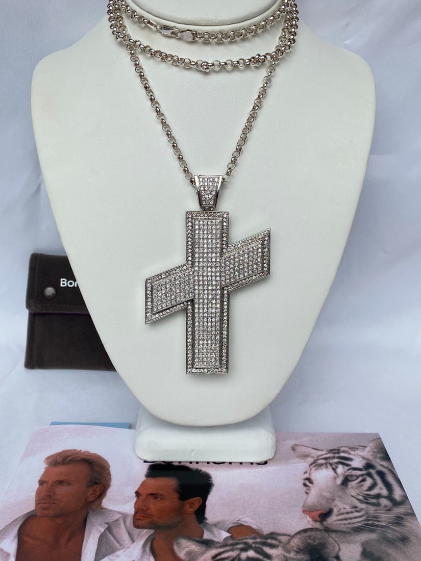 Siegfried & Roy Diamond Cross Necklace with Sterling Silver Chain: Siegfried & Roy Diamond Cross Necklace with Sterling Silver Chain Discover a stunning diamond cross necklace previously owned by the legendary Siegfried & Roy, renowned masters of magic. This exquisit