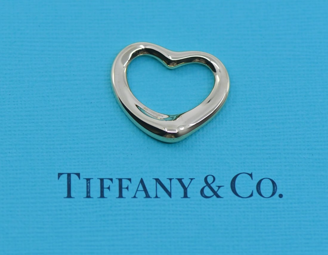 Tiffany & Co Elsa Peretti 18K Yellow Gold Pendant Authentic: Tiffany & Co Elsa Peretti 18K Yellow Gold Pendant Authentic This exquisite pendant from the Tiffany & Co. Elsa Peretti collection is crafted from 18K yellow gold, showcasing a timeless design that emb