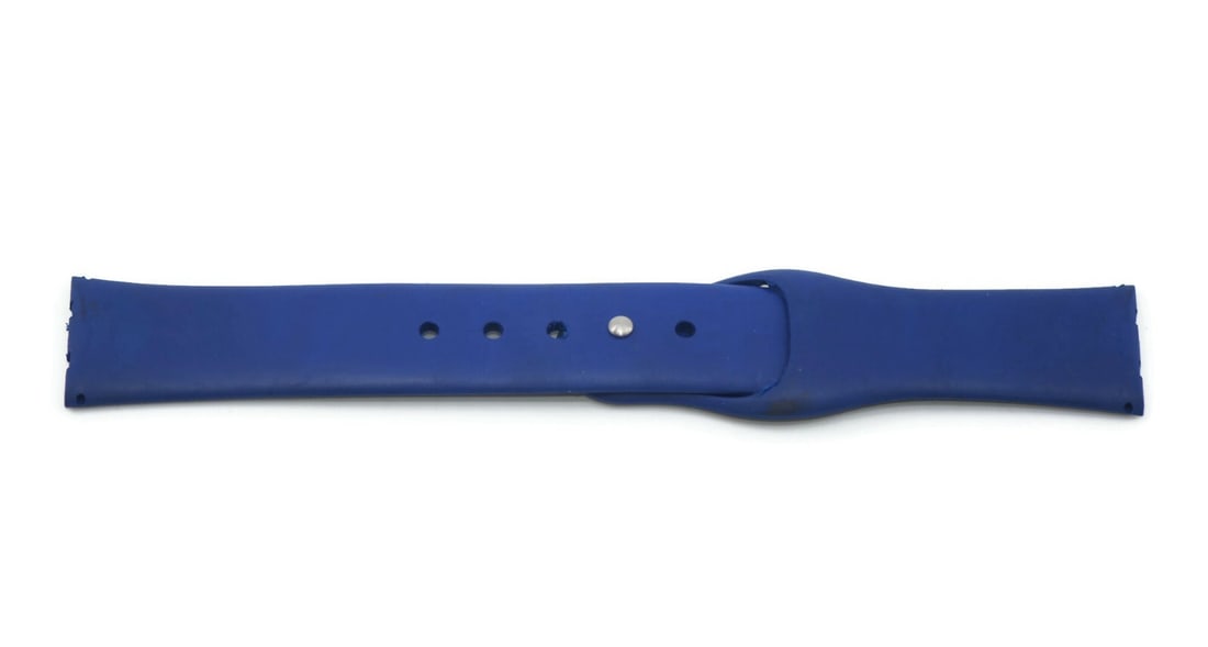 Ikepod Authentic Blue Rubber Watch Strap 24mm: Ikepod Authentic Blue Rubber Watch Strap 24mm Enhance your watch with this Ikepod Blue Rubber Strap, designed for comfort and durability. This wristwatch band features a width of 24mm, making it a per