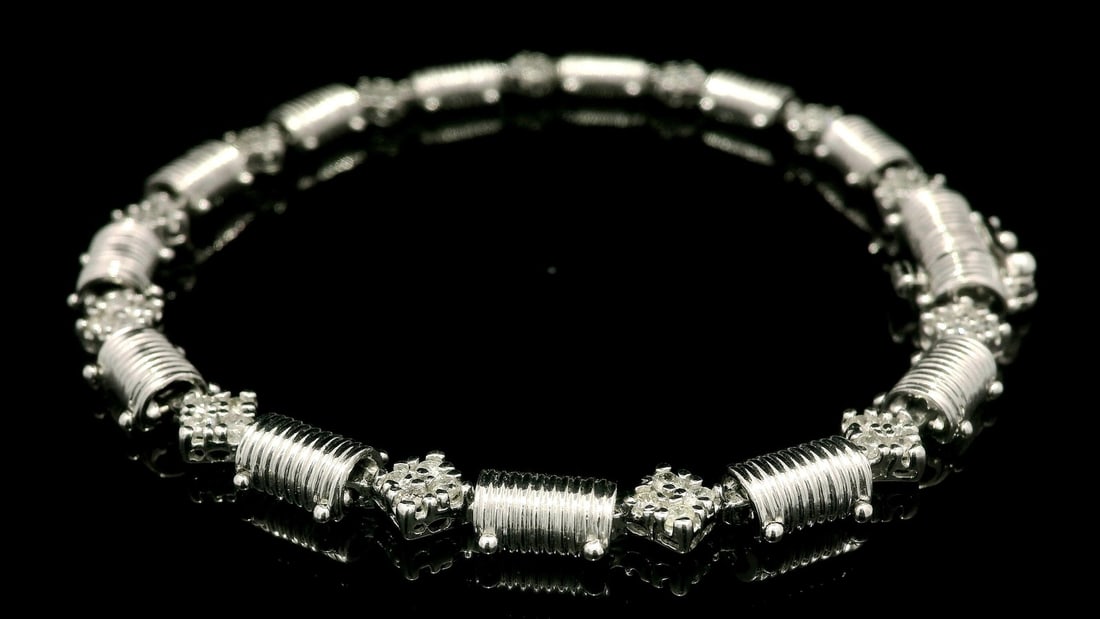 14k White Gold Diamond 0.85ctw Ribbed Barrel Clover Link Bracelet: 14k White Gold Diamond 0.85ctw Ribbed Barrel Clover Link Bracelet This stunning 14k white gold bracelet features a unique ribbed barrel cylinder and clover link design, adorned with 52 natural round b