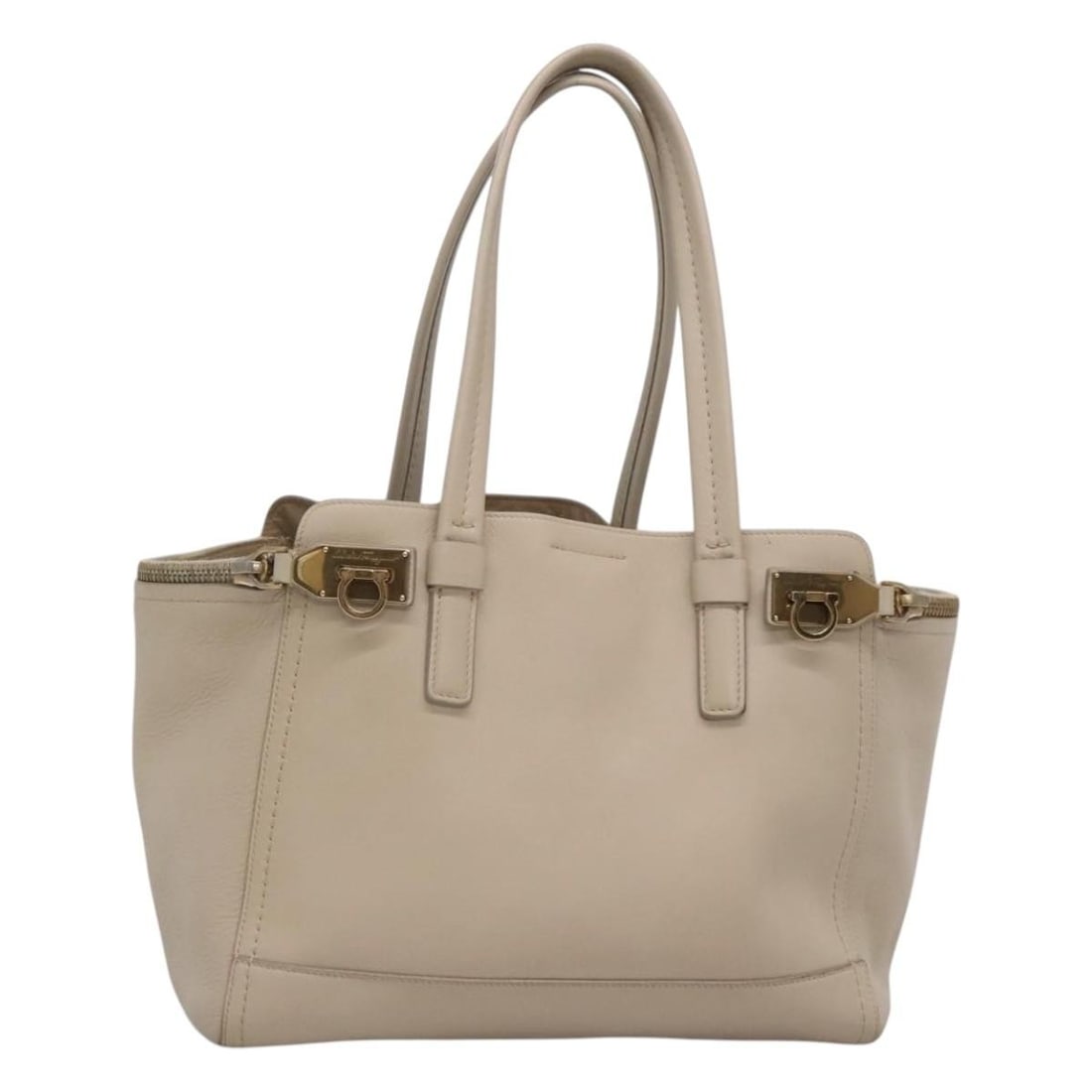 Salvatore Ferragamo Gancini Tote Bag Leather Beige Gold Made in Italy: Salvatore Ferragamo Gancini Tote Bag Leather Beige Gold Made in Italy This stylish Salvatore Ferragamo Gancini Tote Bag is crafted from high-quality leather in an elegant beige and gold color combinat