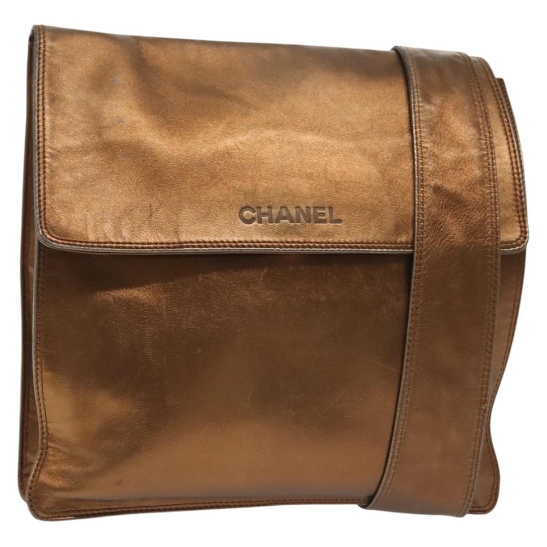 CHANEL Gold Leather Shoulder Bag with Authenticity Card: CHANEL Gold Leather Shoulder Bag with Authenticity Card This exquisite CHANEL shoulder bag is crafted from luxurious leather in a stunning gold hue. Made in Italy, it features a spacious interior with