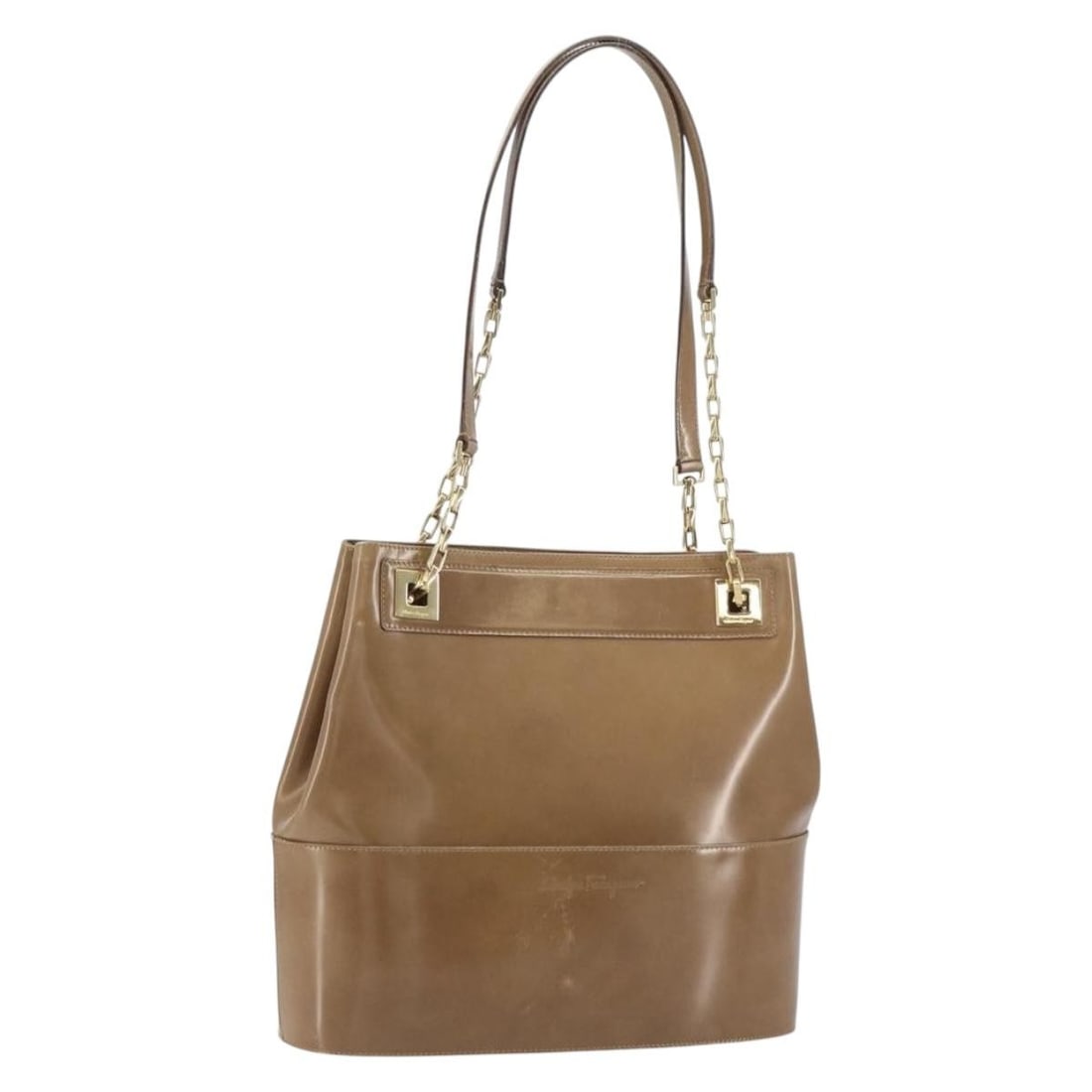 Salvatore Ferragamo Beige Gold Enamel Chain Shoulder Bag Auth 143680: Salvatore Ferragamo Beige Gold Enamel Chain Shoulder Bag Auth 143680 This Salvatore Ferragamo Chain Shoulder Bag combines elegance with practicality, featuring a stylish enamel exterior in a sophistic