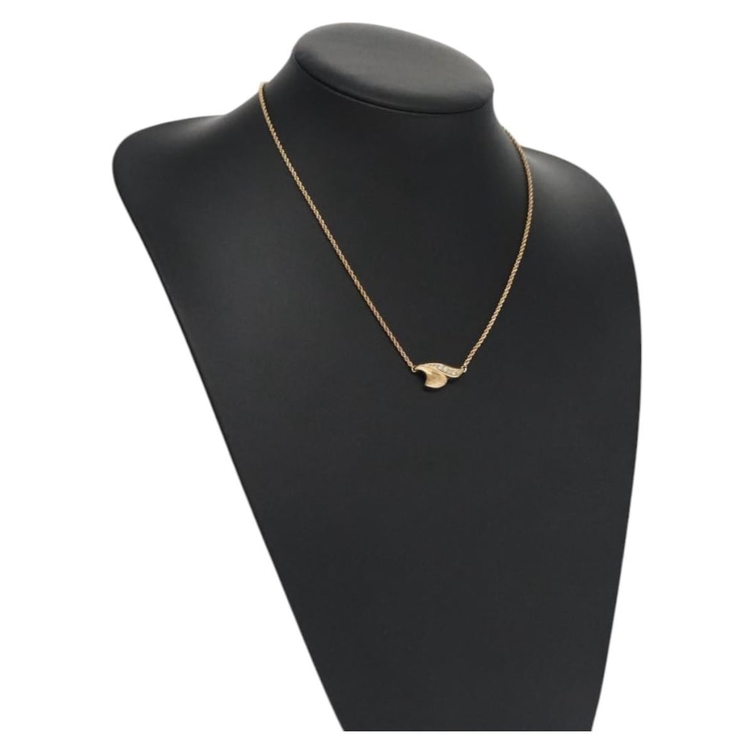 Christian Dior Gold Metal Necklace Authentic 114137: Christian Dior Gold Metal Necklace Authentic 114137 This exquisite Christian Dior necklace showcases a luxurious gold-tone metal finish, perfect for adding a touch of elegance to any outfit. Measuring