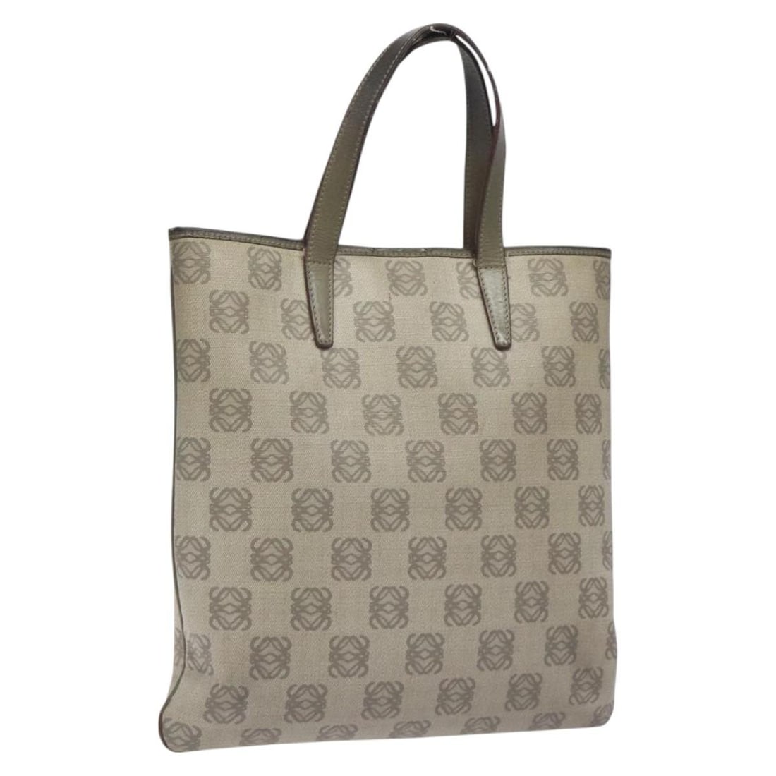 LOEWE Gray PVC Leather Anagram Hand Bag Auth Spain: LOEWE Gray PVC Leather Anagram Hand Bag Auth Spain This LOEWE Anagram Hand Bag is crafted from PVC leather in a sophisticated gray color. Made in Spain, it features a stylish design with dimensions ap