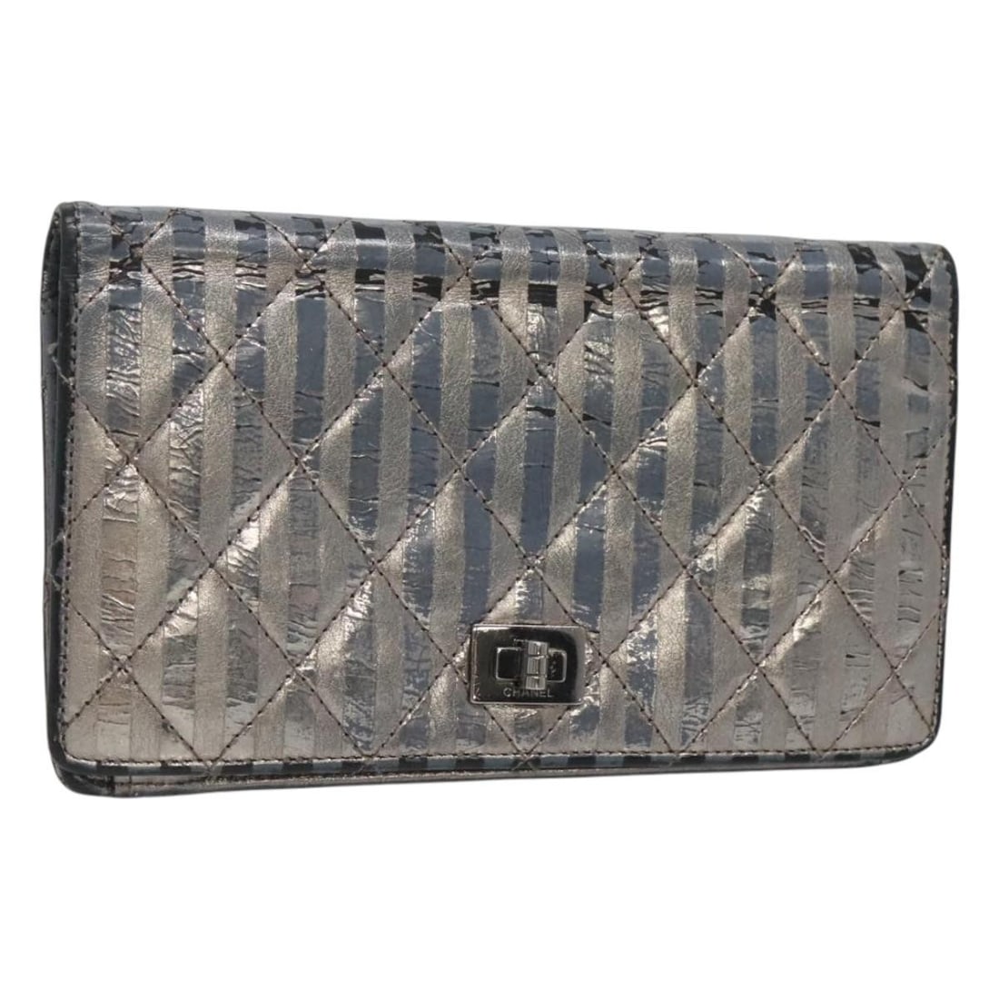 CHANEL 2.55 Matelasse Long Wallet Leather Silver CC Auth: CHANEL 2.55 Matelasse Long Wallet Leather Silver CC Auth Elevate your accessory collection with this authentic CHANEL 2.55 Matelasse Long Wallet, crafted from luxurious silver leather. This stylish lo