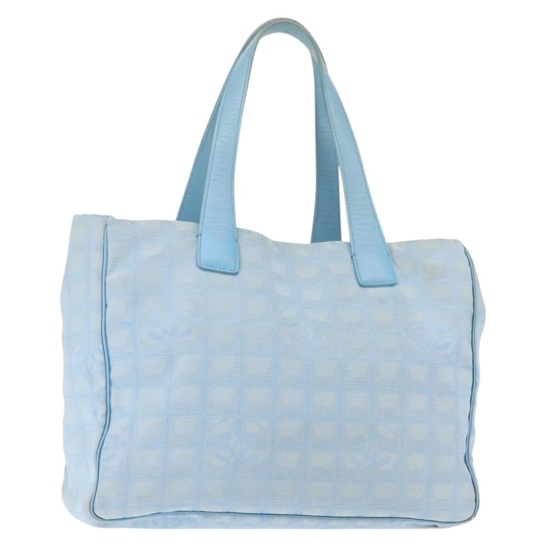CHANEL Light Blue Nylon Tote Bag Silver CC Auth 145352: CHANEL Light Blue Nylon Tote Bag Silver CC Auth 145352 This CHANEL New Travel Line Tote Bag showcases a stylish light blue nylon exterior complemented by silver accents. Designed for versatility, it f