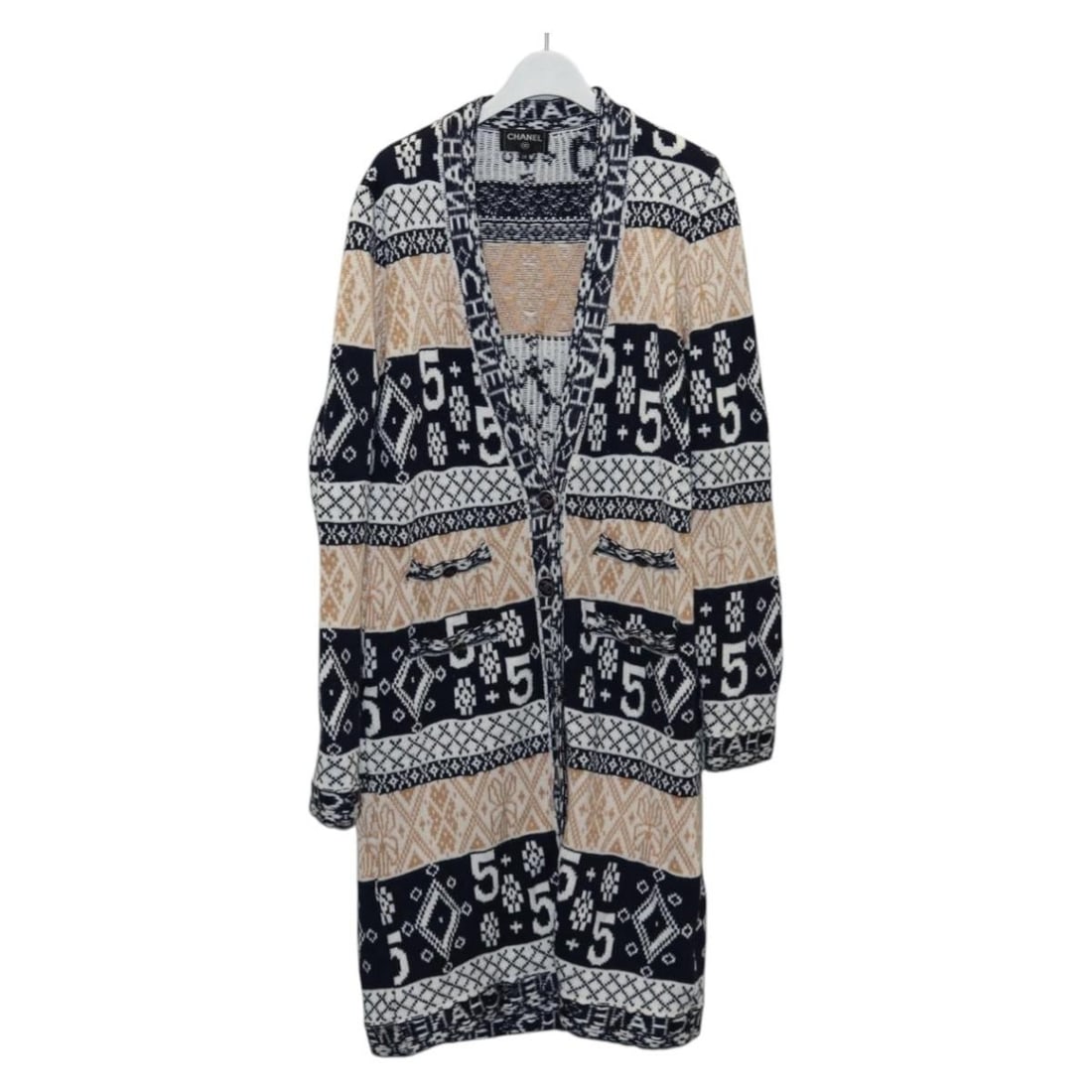 CHANEL Navy Wool Long Cardigan Jacket Made in Italy: CHANEL Navy Wool Long Cardigan Jacket Made in Italy This elegant CHANEL long cardigan jacket is crafted from high-quality wool in a classic navy color. Designed for sophistication, it features a sleek
