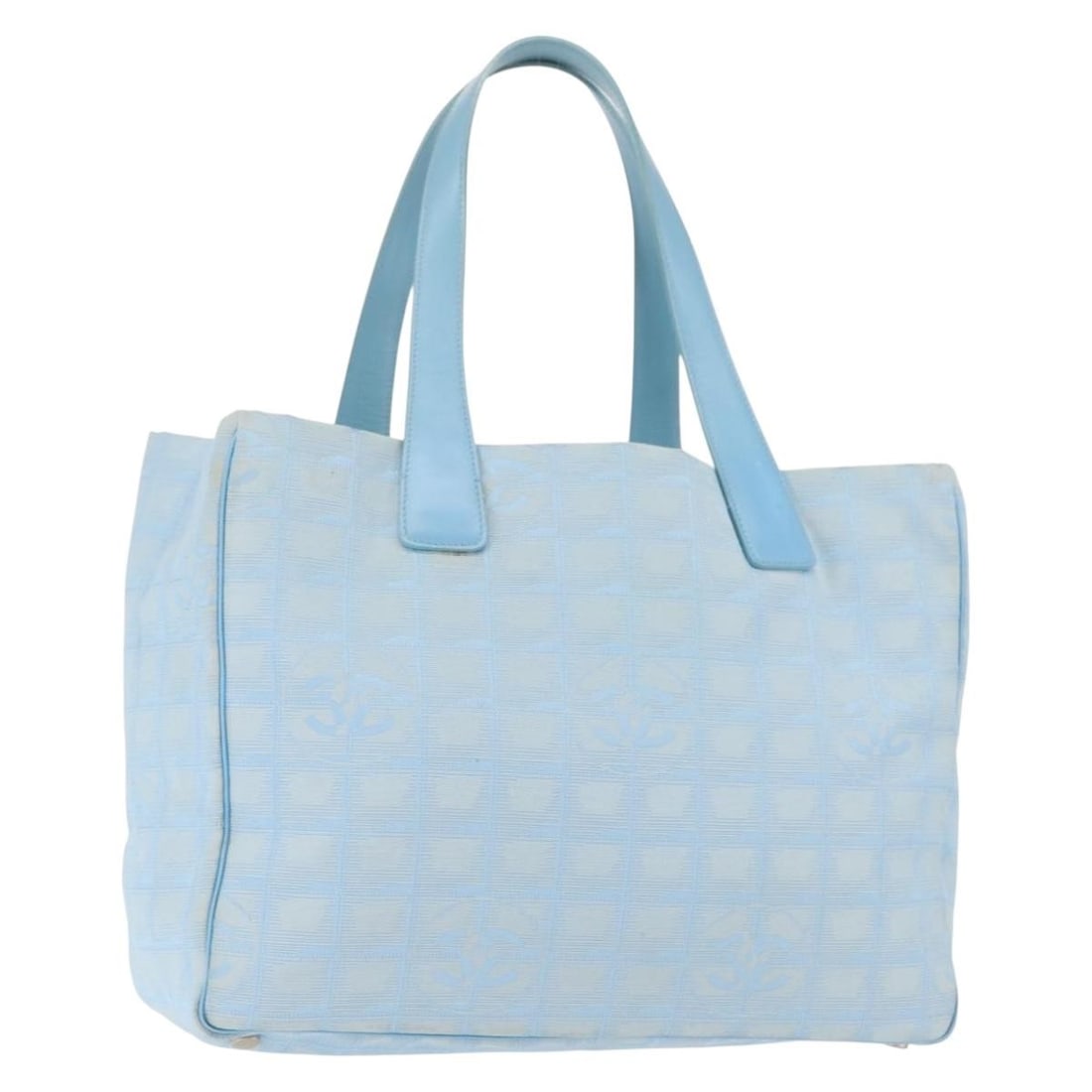 CHANEL New Travel Line Tote Bag Light Blue Nylon Italy Auth 142752: CHANEL New Travel Line Tote Bag Light Blue Nylon Italy Auth 142752 This CHANEL New Travel Line Tote Bag is a stylish accessory crafted from high-quality nylon in a light blue and silver color scheme.