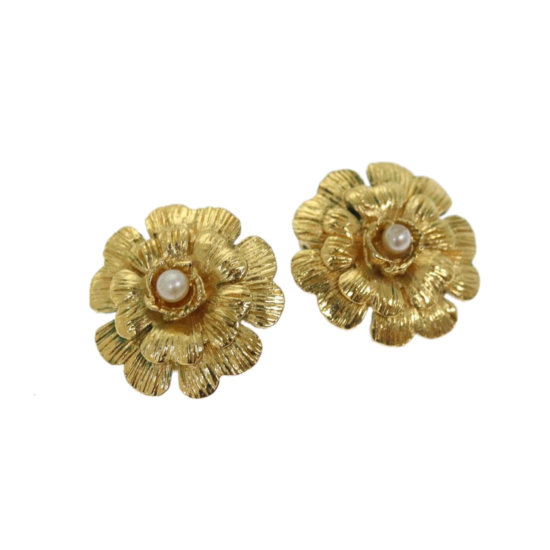 CHANEL Gold Metal CC Earrings Made in France: CHANEL Gold Metal CC Earrings Made in France Elevate your accessory collection with these stunning CHANEL gold metal earrings. Crafted in France, these earrings feature a classic design, showcasing th