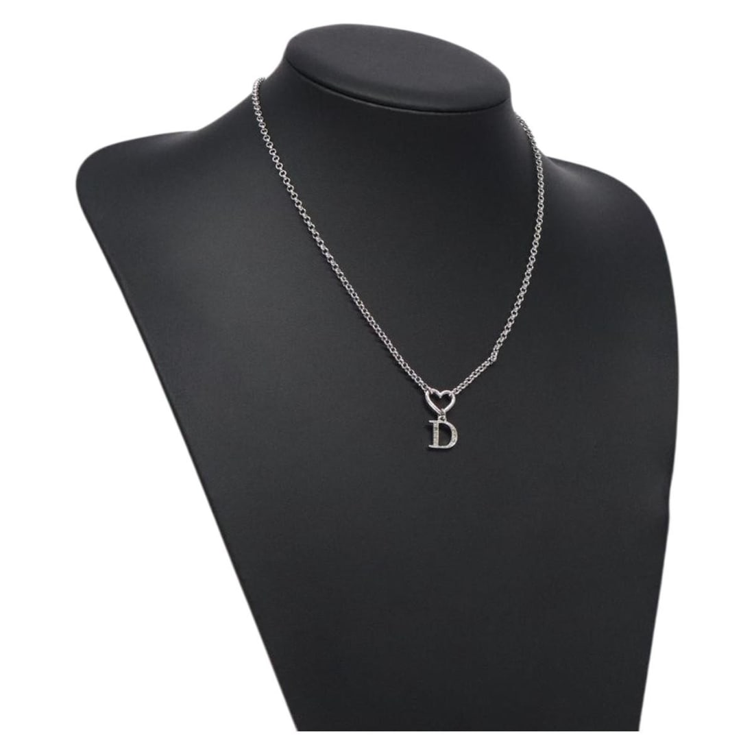 Christian Dior Silver Tone Necklace Authentic 125868: Christian Dior Silver Tone Necklace Authentic 125868 This elegant Christian Dior necklace is crafted from metal with a striking silver tone finish. With a total length of approximately 44 cm (17.3 inc