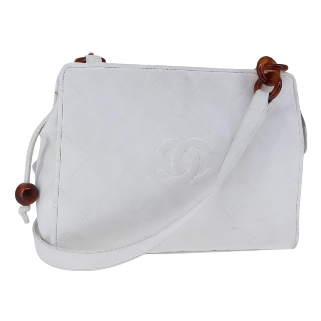CHANEL Matelasse White Leather Shoulder Bag Italy Auth 106385: CHANEL Matelasse White Leather Shoulder Bag Italy Auth 106385 This elegant CHANEL Matelasse Shoulder Bag is crafted from high-quality white leather, showcasing the iconic CC logo. It features a spacio