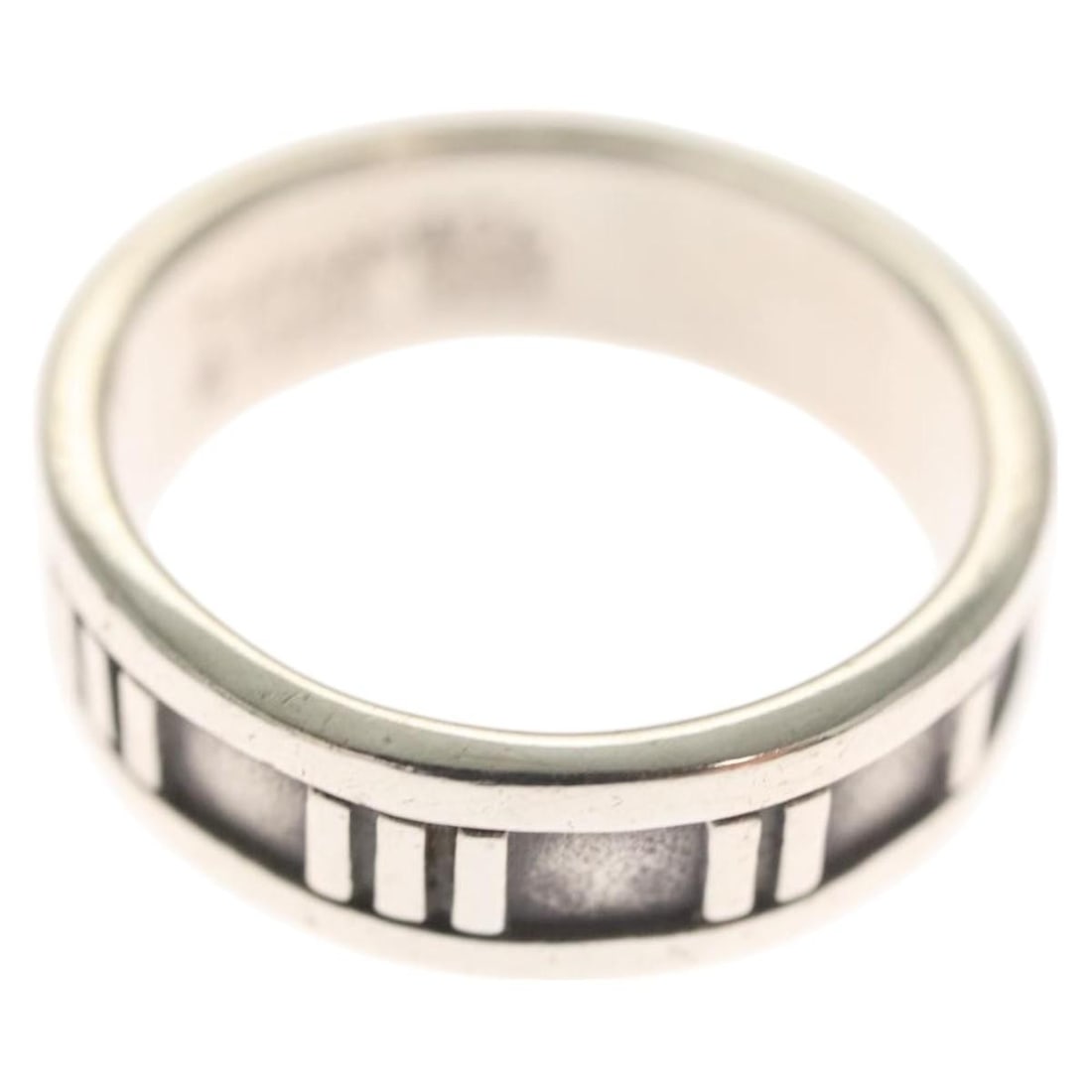 TIFFANY&Co. Atlas Silver Ring Ag925 Authentic 119914: TIFFANY&Co. Atlas Silver Ring Ag925 Authentic 119914 This is a Tiffany & Co. Atlas Ring, expertly crafted from sterling silver (Ag925). The ring features a classic design and is a statement piece for