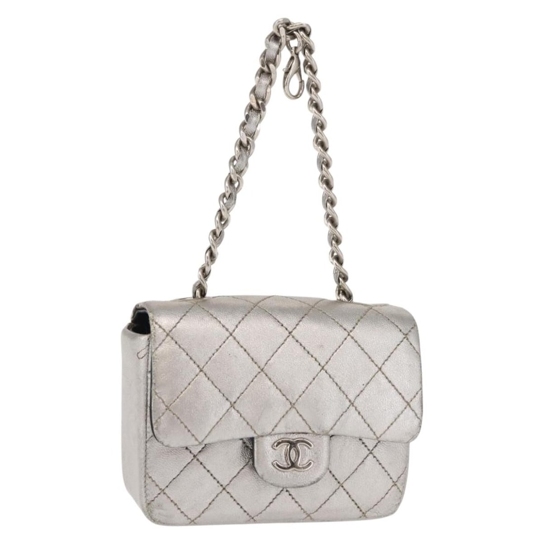 CHANEL Silver Matelasse Lamb Skin Hand Bag Authenticated: CHANEL Silver Matelasse Lamb Skin Hand Bag Authenticated Discover the elegance of this CHANEL Matelasse Chain Hand Bag, crafted from luxurious lamb skin in a striking silver hue. This handbag showcase