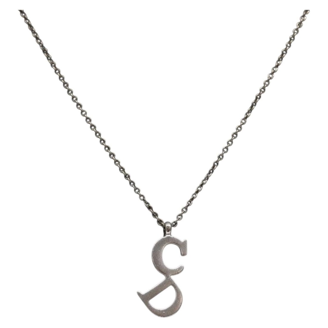 Christian Dior Silver CD Logo Necklace Authentic 48cm: Christian Dior Silver CD Logo Necklace Authentic 48cm Introducing the Christian Dior CD Logo Necklace, a stylish accessory crafted from durable metal in a sleek silver tone. This necklace features a