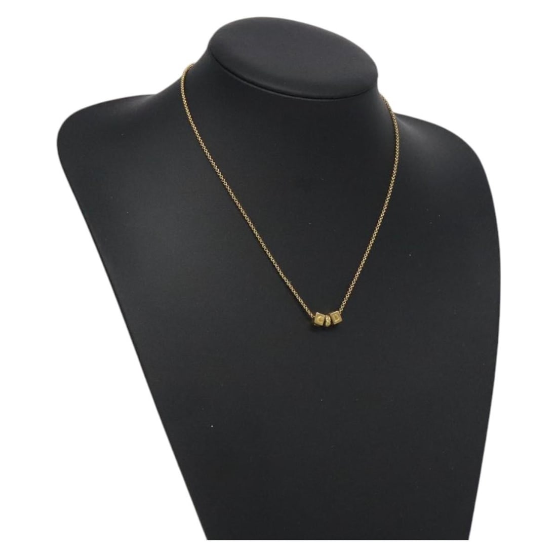 Christian Dior Gold Tone Metal Necklace Auth 125891: Christian Dior Gold Tone Metal Necklace Auth 125891 This stunning Christian Dior necklace showcases a chic design crafted from durable metal with a sophisticated gold tone finish. Featuring a total le