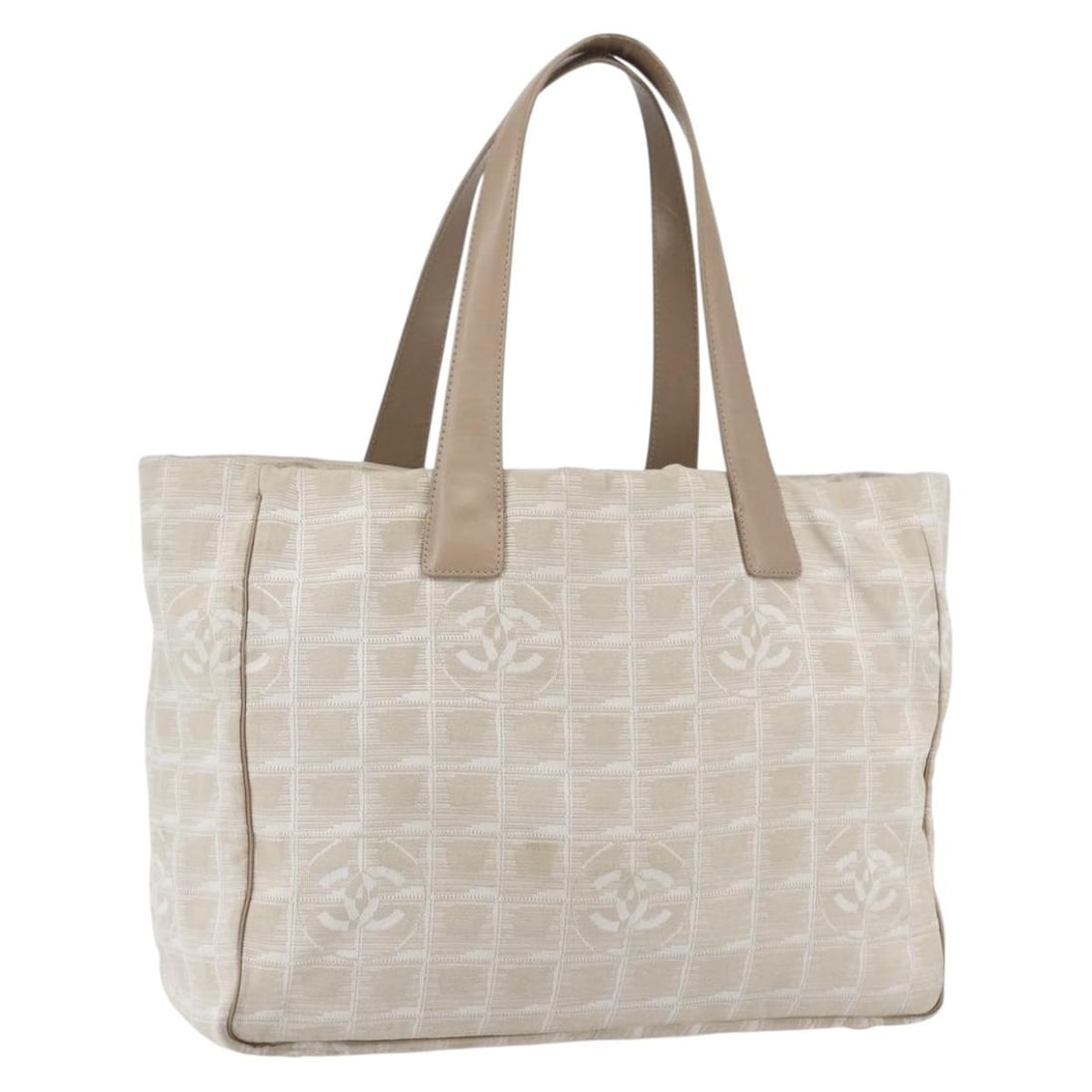 CHANEL Beige Gold Nylon Travel Tote Bag Italy Auth ti3559: CHANEL Beige Gold Nylon Travel Tote Bag Italy Auth ti3559 This CHANEL Tote Bag from the new travel line combines style and functionality, crafted from durable nylon in a chic beige and gold color sche