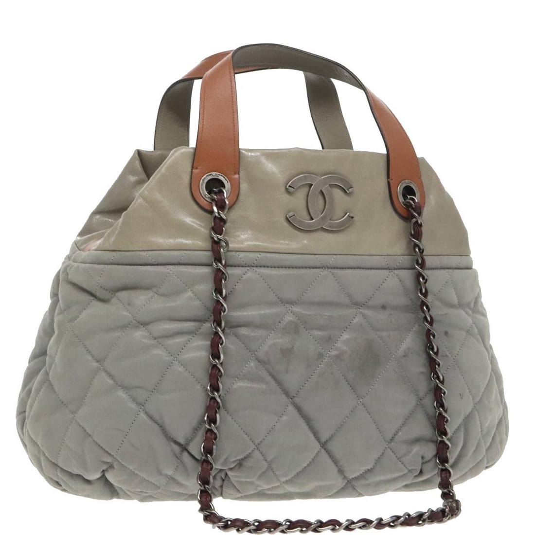 CHANEL Matelasse Gray Leather Hand Bag 2way Italy Auth: CHANEL Matelasse Gray Leather Hand Bag 2way Italy Auth This elegant CHANEL Matelasse Hand Bag is crafted from high-quality leather in a sophisticated gray hue. Designed in Italy, this stylish bag is p