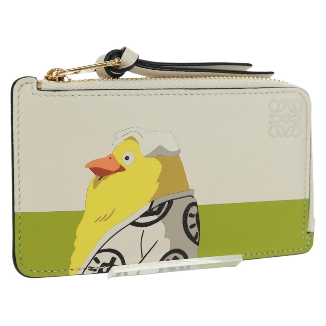 White Leather Otori Coin Purse LOEWE Studio Ghibli Spirited Away Collaboration: White Leather Otori Coin Purse LOEWE Studio Ghibli Spirited Away Collaboration This LOEWE x Studio Ghibli Spirited Away Otori coin purse is crafted from leather in a white and green colorway. The purs