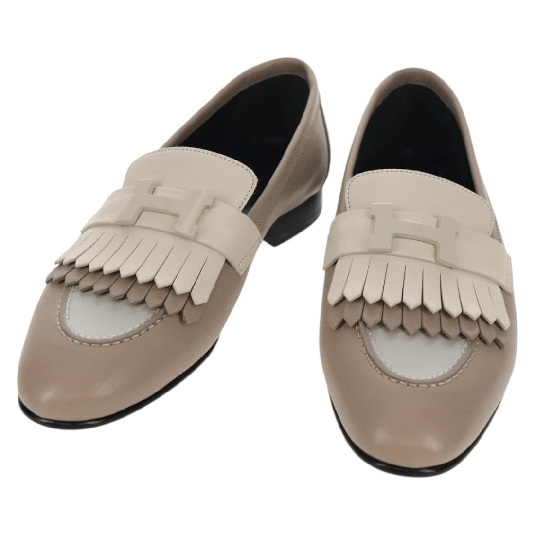 HERMES Moccasin Royale Beige Leather Shoes with Dust Bag: HERMES Moccasin Royale Beige Leather Shoes with Dust Bag Introducing the HERMES Moccasin Royale Shoes, a sophisticated addition to your footwear collection. Crafted in Italy, these shoes feature a pre