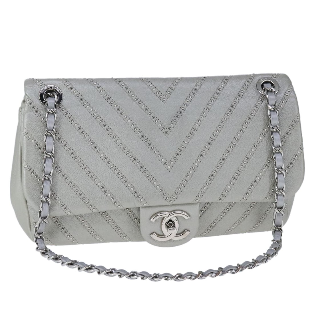 CHANEL Gray Leather Chain Shoulder Bag Authentic Italy: CHANEL Gray Leather Chain Shoulder Bag Authentic Italy This authentic CHANEL Chain Shoulder Bag showcases a stylish gray leather exterior, perfect for elevating any outfit. The bag features a spacious