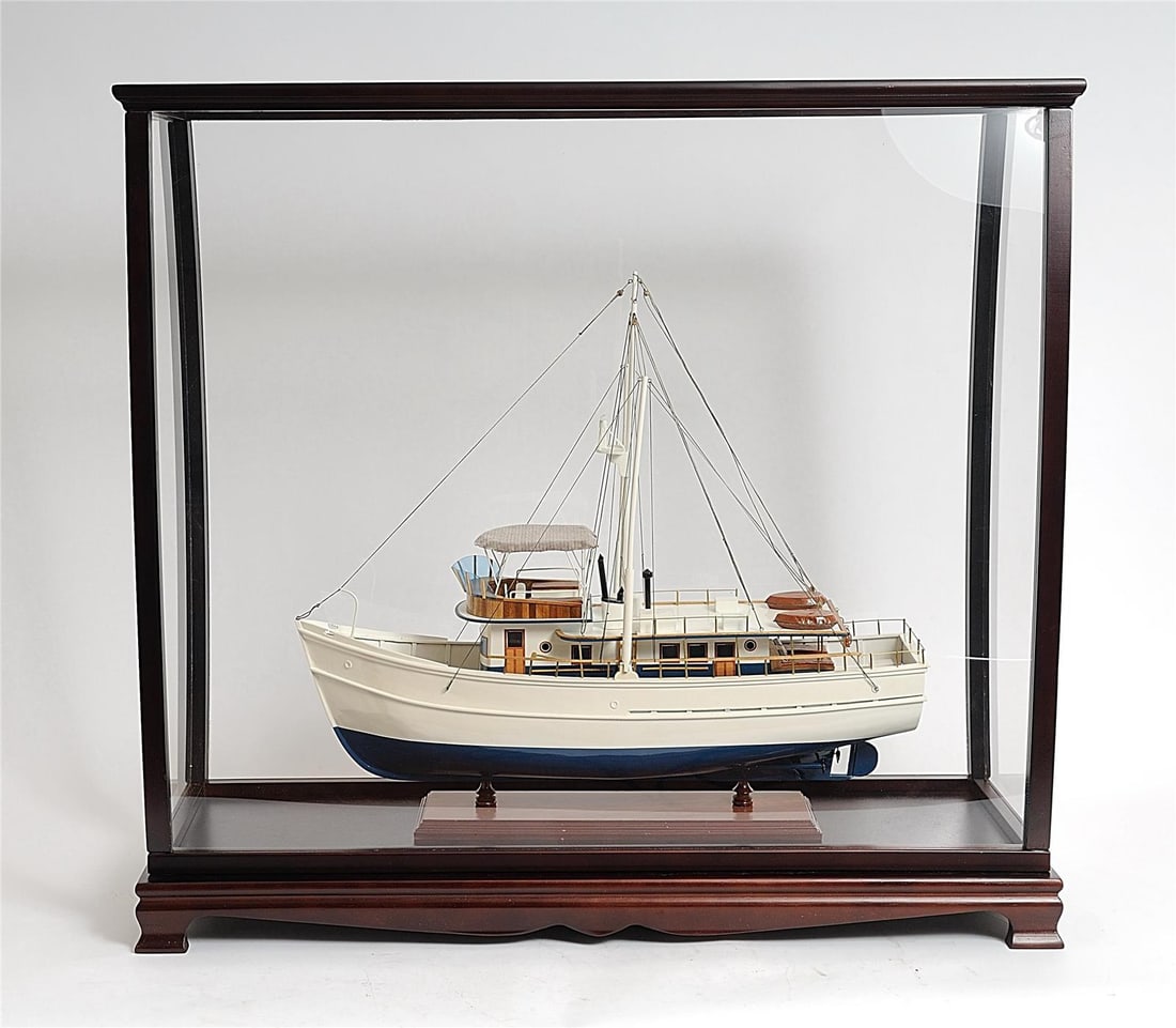 Elegant Dark Mahogany Display Case with Curved Sides (1 of 16)