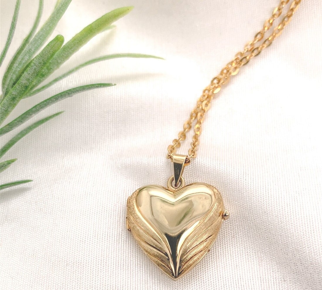 14k Yellow Gold Heart Locket Necklace with Cable Chain and Toggle Clasp: 14k Yellow Gold Heart Locket Necklace with Cable Chain and Toggle Clasp This exquisite 14k yellow gold heart locket necklace features a stunning hand-engraved fluted design, adding a touch of elegance