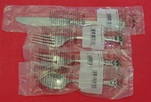 Gorham Classic Bouquet Sterling Silver 4-Piece Place Setting New: Gorham Classic Bouquet Sterling Silver 4-Piece Place Setting New Elevate your dining experience with this exquisite 4-piece place setting from Gorham, featuring the elegant Classic Bouquet pattern. Cr