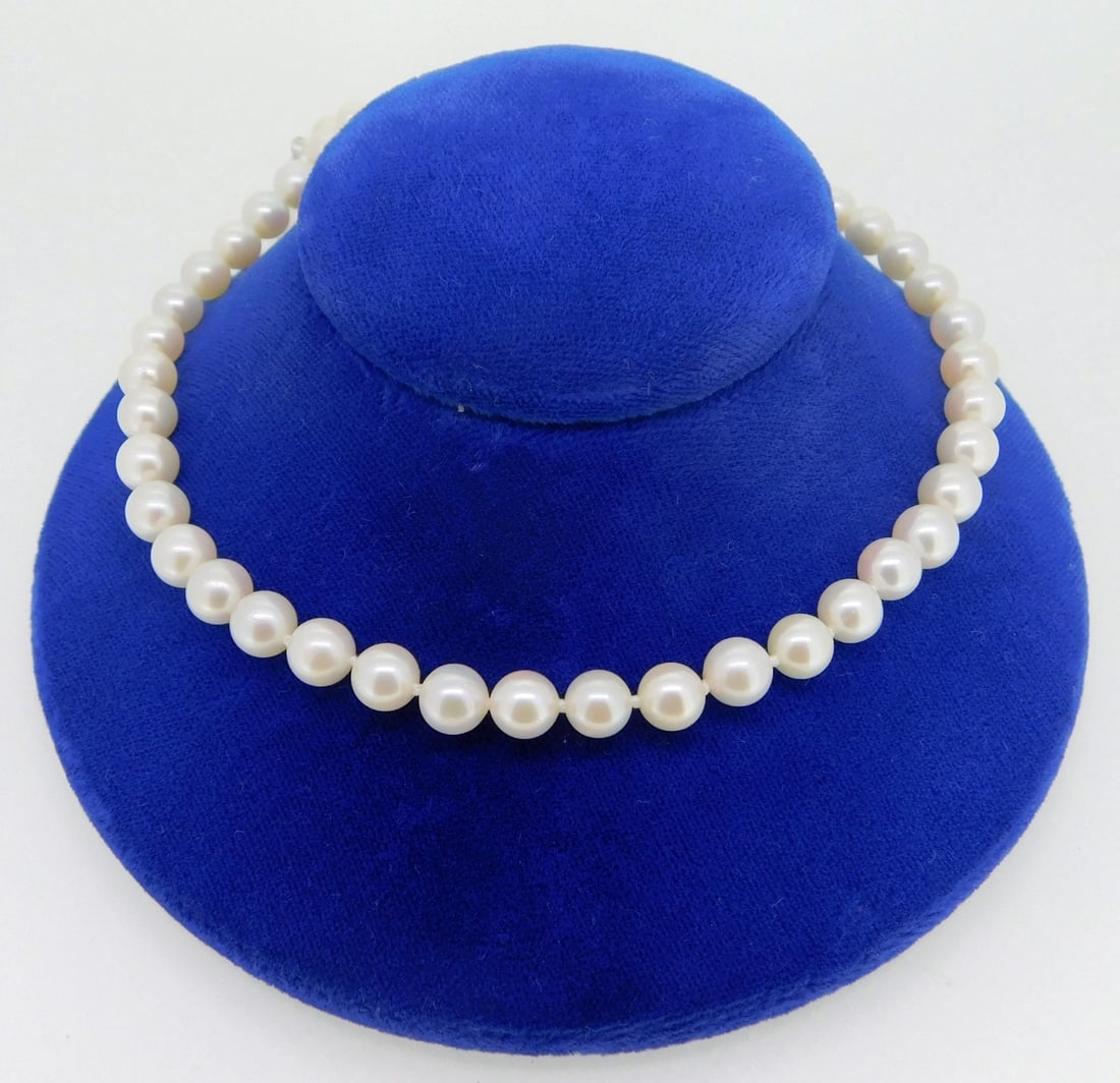 Elegant Akoya 6.5mm Pearl Necklace with 14k White Gold Clasp: Elegant Akoya 6.5mm Pearl Necklace with 14k White Gold Clasp This exquisite Akoya saltwater pearl strand necklace features 6.5mm natural pearls in a lovely cream color. The necklace is designed with a