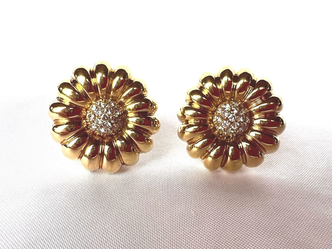 Italian 18K Gold Diamond Earrings 32 Diamonds G VS Quality: Italian 18K Gold Diamond Earrings 32 Diamonds G VS Quality This exquisite pair of earrings showcases a stunning design crafted from 18K yellow gold. Originating from Italy, these fine earrings weigh 2