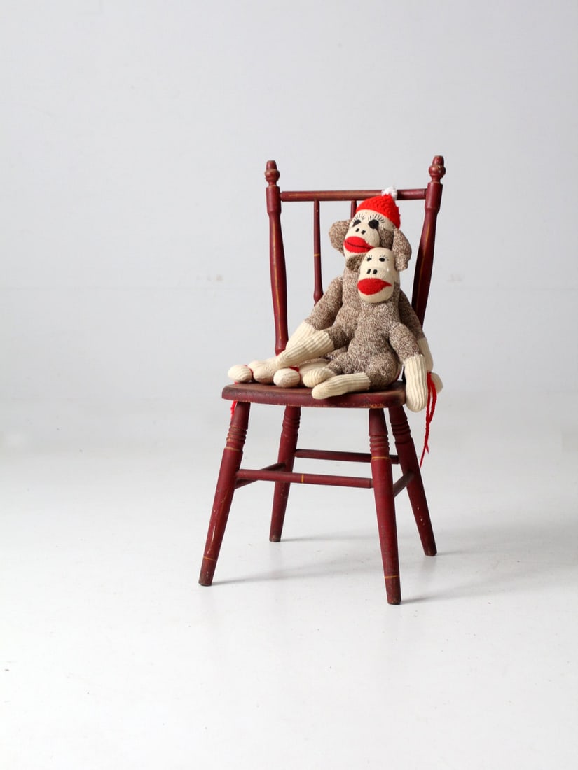 Vintage Red Wooden Children's Chair with Gold Accents: Vintage Red Wooden Children's Chair with Gold Accents Discover a charming antique children's chair, crafted from wood and featuring a vibrant red finish complemented by elegant gold accents on the leg