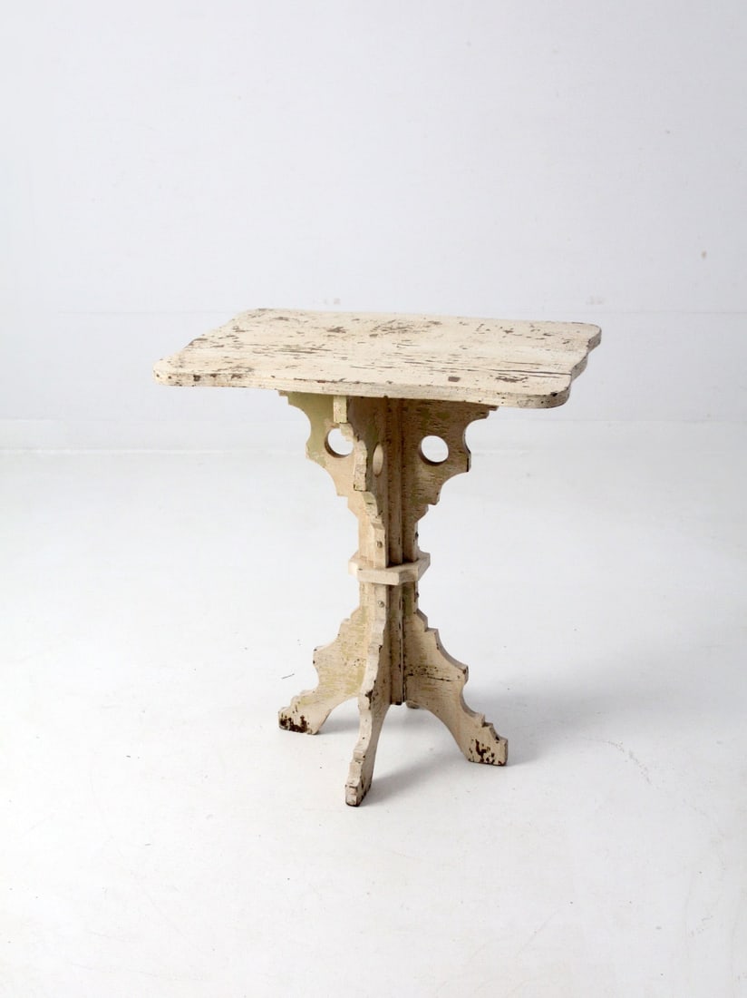 Antique Victorian Accent Table Carved Wood Cream Finish 28.5" Height: Antique Victorian Accent Table Carved Wood Cream Finish 28.5" Height Discover the charm of this Antique Victorian Occasional Table, a splendid accent piece that showcases exquisite craftsmanship. This