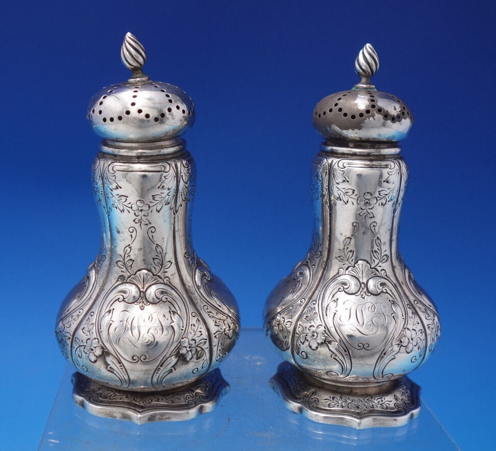 Durgin Sterling Silver Engraved Salt and Pepper Shaker Pair 1900-1940: Durgin Sterling Silver Engraved Salt and Pepper Shaker Pair 1900-1940 This exquisite pair of Durgin sterling silver salt and pepper shakers features intricate engravings and a classic design, making t