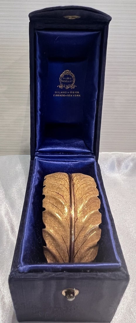 Mario Buccellati 18K Yellow Gold Bracelet with Original Box: Mario Buccellati 18K Yellow Gold Bracelet with Original Box This exquisite Italian Mario Buccellati bracelet is crafted from luxurious 18K yellow gold, showcasing exceptional design and