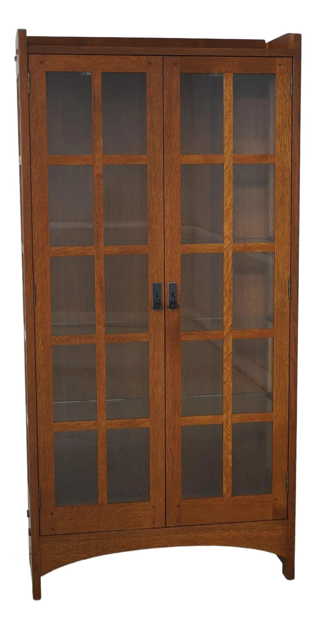 Stickley Mission Oak Lighted Bookcase Cabinet Arts & Crafts Style: Stickley Mission Oak Lighted Bookcase Cabinet Arts & Crafts Style This Stickley Mission Oak Bookcase Cabinet, crafted around 2012, embodies the timeless Arts & Crafts style with its high-quality oak c