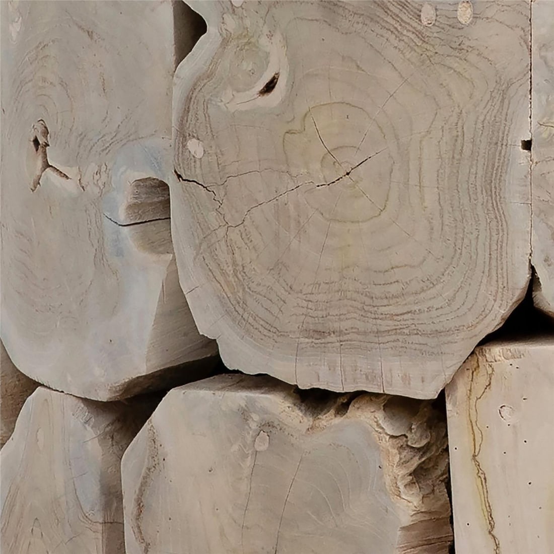 Elegant Briar Round Dining Table in Bleached Teak and Glass: Elegant Briar Round Dining Table in Bleached Teak and Glass Introducing the Stylish Briar Round Dining Table, a perfect blend of elegance and functionality. Crafted with a stunning glass top and a