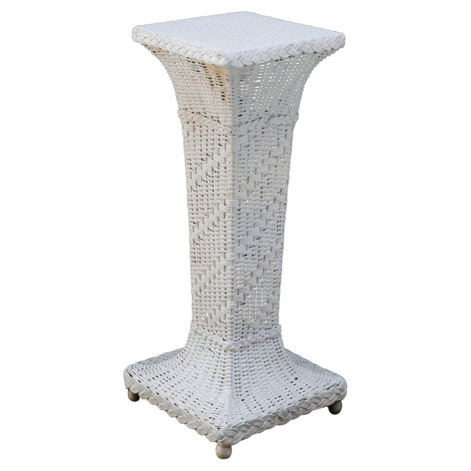 Heywood Wakefield Arts and Crafts Wicker Fern Stand Circa 1920: Heywood Wakefield Arts and Crafts Wicker Fern Stand Circa 1920 Discover this elegant antique wicker fern stand from the Arts & Crafts period, attributed to Heywood Wakefield, circa 1920. This piece sh